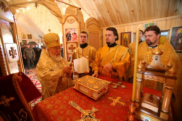 Архиепископ зажигае первую свечу в Алтаре
