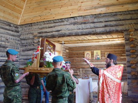 В храме 2005 год. летопись Крестного хода.Нафанаил