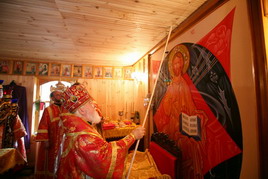 Владыка наносит крест миром в Алтаре