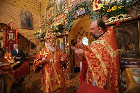отец Алексей вручает медаль номер один св. Андрея блаженного Архиепископу Проклу