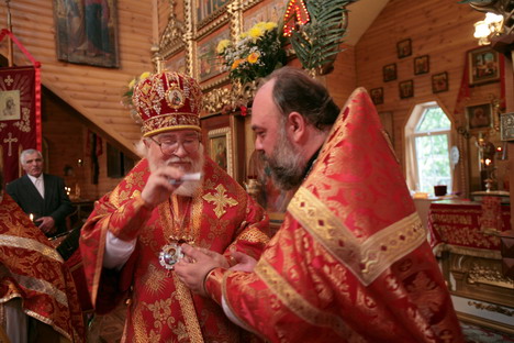 Архиепископ Прокл вручает медаль Андрея блаженного отцу Алексею
