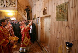 Архиепископ Прокл проводит освящение храма