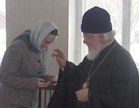 Высокопреосвященнейший Владыка, архиепископ Симбирский и Мелекеский Прокл, вручает выпускникам свидетельства.