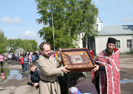 Майна.  Настоятель отец Василий и благочинный монастыря иеромонах Никодим
