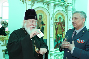 Полковник Санкин В.М. награждает Архиепископа Прокла золотой медалью