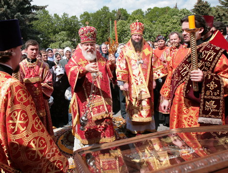 На Соборной площади Чудотворный образ встречали Архиепископ Симбирский и Мелекесский Прокл и Викарий Святейшего Патриарха Алексия II Епископ Савва