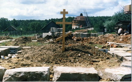 На месте строительства первого деревянного храма.Снимок из архива монастыря