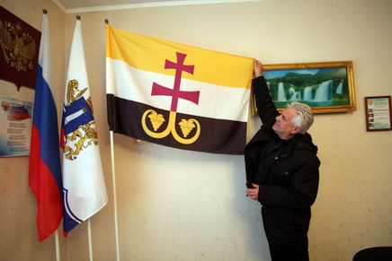 Флаг с гербом района несет православную символику