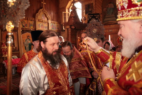 Владыка прокл награждает игумена монастыря Филарета Крестом с украшениями