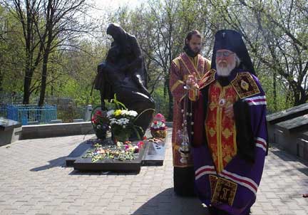 Архиепископ Симбирский и Мелекесский Прокл кадит возле памятника погибшим воинам-ульяновцам