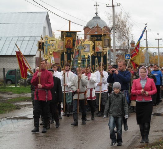 В праздник Покрова Пресвятой Богородицы в Ульяновске прошел Крестный ход по Мостовой Слободе.
