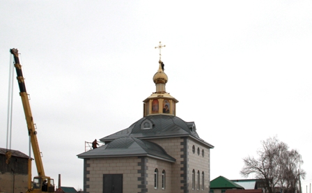 В поселке Колхозный Чердаклинского района 7 апреля состоялось поднятие креста на строящемся храме в честь святых благоверных князей Петра и Февронии.
