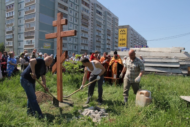 Установлен поклонный крест на месте строительства нового храма.